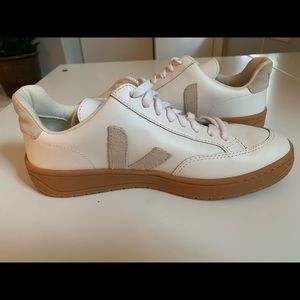 VEJA V12 Sneakers Size 8 (39 EUR).